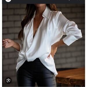 Olia Women’s Small Blouse Black‎ Low Cut Plunging Neckline Satiny Relaxed Fit